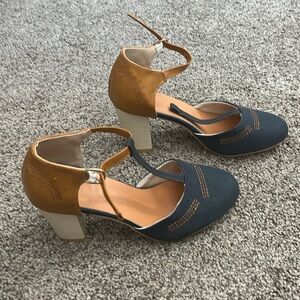 T Strap Block Heel blue/tan size 37